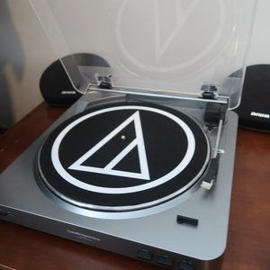 Audio Technica Vinyl Record Turntable with Speakers